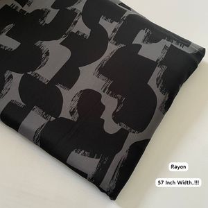 Tela de algodón con estampado negro diseñada para brindar comodidad duradera y aplicaciones de diseño versátiles. Compre directamente del proveedor. - Product Image 1
