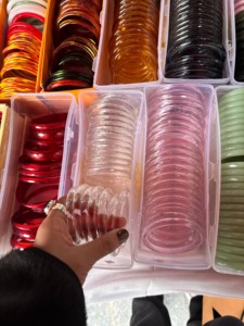 ชุดกำไลอะคริลิคแบบซ้อนได้ สีใส ชมพู แดง ส้ม เขียว เครื่องประดับเรซิ่น สไตล์ลำลอง แฟชั่นสำหรับทุกเพศ เป็นมิตรกับสิ่งแวดล้อม - Product Image 1