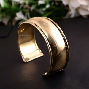 Brazalete abierto de latón puro, brazalete pulido ajustable hecho a mano para hombres y mujeres, joyería de moda minimalista y atemporal - Product Image 5