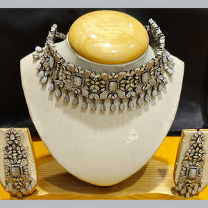 Ensemble ras de cou en diamant ethnique élégant avec pierres brillantes et bijoux au design contemporain pour robes de soirée en alliage de zinc - Product Image 1