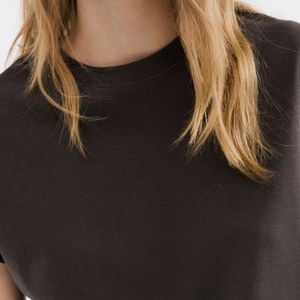 Design élégant et abordable, prix d'usine pour les acheteurs en gros, conception de haute qualité avec col rond, couleur unie, coupe tendance pour l'été. - Product Image 2