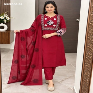 Ensemble Kurti droit en pur coton avec imprimé bloc et travail artisanal miroir, pantalon et dupatta assortis – Mode féminine à prix avantageux - Product Image 1