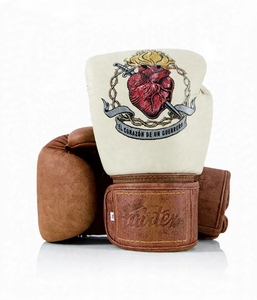 Gants de boxe Fairtex en cuir blanc, dernier modèle, avec fermetures auto-agrippantes réglables pour le kick-boxing et les arts martiaux (vente en gros) - Product Image 1