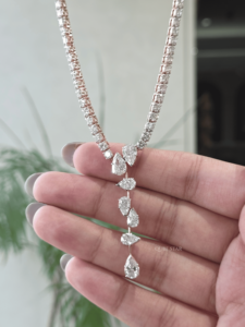 Collier de luxe pour femme avec pendentif goutte cascade en diamant de laboratoire 9,60 carats taille poire, certifié IGI, en or 14 carats, avec chaîne tennis - Product Image 4