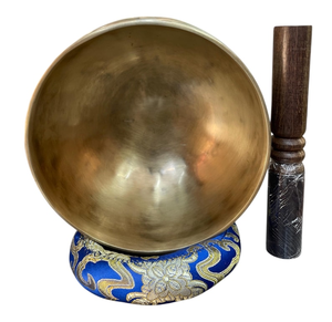 Bol chantant artisanal en laiton avec marteau en bois et coussin brodé bleu et or, bol sonore traditionnel pour la méditation et le yoga - Product Image 4