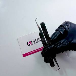 Pince à épiler pour extensions de cils en acier inoxydable, pointe argentée à 90 degrés, revêtement en papier noir de précision, prise en main parfaite et lisse, personnalisable - Product Image 1