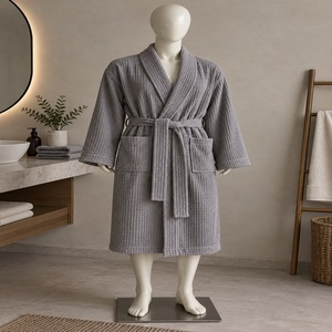Peignoir en tissu éponge gaufré gris avec ceinture et poches - Product Image 1