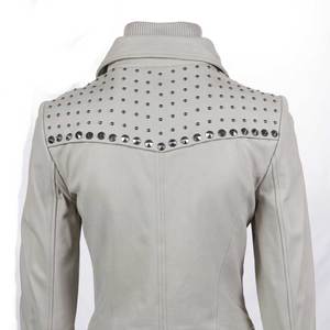 Blouson moto en cuir véritable pour femme, coupe ajustée élégante, orné de détails métalliques, rivets et fermeture avant - Product Image 2