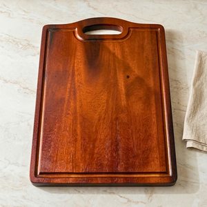 Tabla de cortar de madera duradera y ecológica con propiedades antimicrobianas, perfecta para la preparación y el servir de alimentos de forma higiénica. - Product Image 6