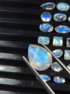 Lot en gros de pierres précieuses naturelles de pierre de lune arc-en-ciel, taillées ovales et en coussin, à facettes, certifiées par un tiers, pour la fabrication de bijoux - Product Image 3