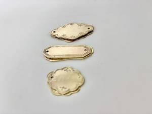 Etiquetas personalizadas de latón chapadas en oro con dos agujeros, etiquetas metálicas grabables en blanco para la fabricación de joyería, accesorios de marca, venta al por mayor. - Product Image 3