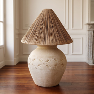 Lámpara de mesa de cerámica estilo rústico con base ondulada curva, pantalla de rafia plisada, perfecta para iluminación de mesita de noche o escritorio - Product Image 2