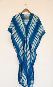 เสื้อคลุมยาวคอวีผ้าฝ้ายย้อมสีแบบไทไดสไตล์โบฮีเมียนสำหรับผู้หญิง ขายส่ง เป็นมิตรต่อสิ่งแวดล้อม และซักได้ - Product Image 3