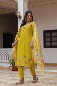 Ensemble Kurti, pantalon et dupatta en viscose jaune de qualité supérieure avec broderies, perles et dupatta à imprimé design - Product Image 2