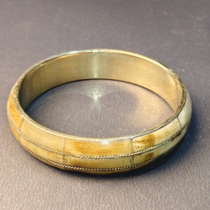 Brazaletes de Estilo Vintage Hechos a Mano con Incrustaciones de Hueso y Detalles de Alambre de Latón Trenzado – Joyería Étnica Tribal – Hueso Bovino Sostenible - Product Image 3