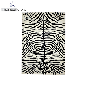 Tapis moderne en laine tuftée à la main, imprimé animal, avec envers en latex, à boucles coupées, motif zèbre, tigre, noir et blanc - Product Image 1
