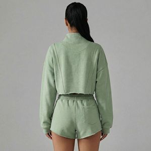 เสื้อสเวตเชิ้ตแขนยาวสีเขียวเซจแบบครอปครึ่งซิปสำหรับผู้หญิง และกางเกงขาสั้นขอบดิบเข้าชุด ขายส่งเสื้อผ้าแบบ OEM ODM - Product Image 3