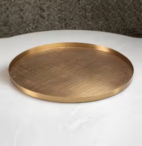 Plateau de service ovale en métal, lot de 2 plateaux décoratifs plaqués or, design minimaliste, pour table à manger, plateaux de service élégants - Product Image 4