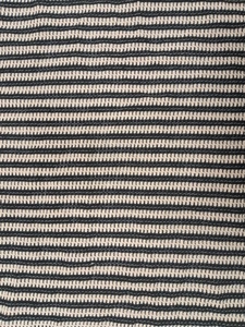 Tela de punto de ganchillo a rayas lineales de primera calidad al por mayor por yarda - Material de malla abierta texturizado en negro y marfil - Product Image 4