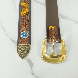 Ceinture décontractée pour homme en cuir véritable de haute qualité, personnalisée avec des rivets et des clous plaqués or de qualité supérieure, boucle florale lourde - Product Image 3