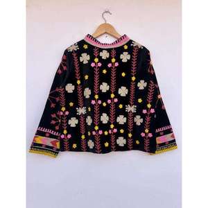 Chaqueta Suzani de Terciopelo Bordada con Flores Negras Hecha a Mano para Mujer, Chaqueta Bohemia Negra de Corte Holgado, Ropa de Abrigo de Invierno para Mujer - Product Image 1