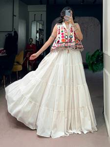 Robe de mariée ethnique indienne pakistanaise pour femme, longue, en coton, style lehenga, brodée, avec travail de miroirs et pompons, coupe classique, séchage rapide - Product Image 1