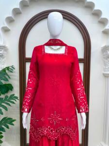 Ensemble prêt-à-porter en soie Fandy avec broderies et sequins, comprenant un haut, un pantalon palazzo et une dupatta, entièrement cousu. - Product Image 4