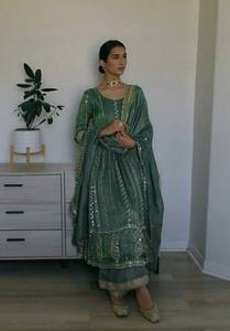 Vestido Anarkali de Crepé Natural con Bordado de Lentejuelas de 5mm, Top Acolchado, Pantalones y Dupatta, Conjunto de Tres Piezas Cosido NW 3058 - Product Image 1