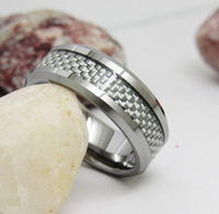 Bague de mariage en carbure de tungstène avec incrustation en fibre de carbone argentée pour homme, bord poli haute brillance, bijoux modernes pour homme en gros