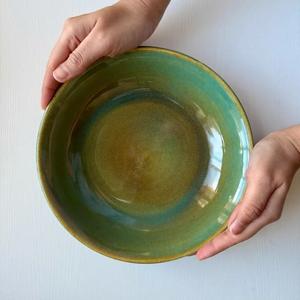 Tazón de Cerámica Verde Degradado Esmaltado a Mano, Diseño de Borde Ancho, Acabado Liso, Duradero, Apto para Alimentos, Pieza Decorativa para Comedor Moderno - Product Image 1