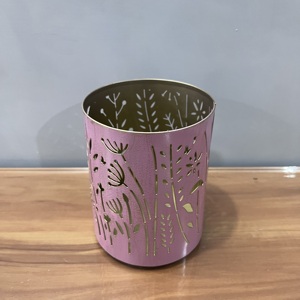Portavelas cilíndrico de hierro rosa con grabado de patrón floral para decoración del hogar - Product Image 1