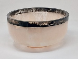Cuenco de resina blanca hecho a mano con borde negro brillante, recipiente decorativo para servir en el hogar - Product Image 1