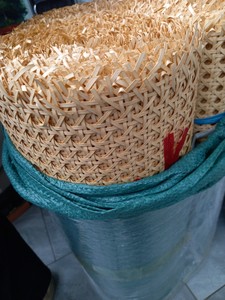 Rouleau de cannage hexagonal naturel en rotin, tissé à la main, maille ouverte, matériau en canne semi-blanchi, fournisseur Vietnamien - Product Image 3
