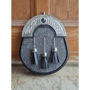 Sporran en cuir véritable de qualité supérieure avec cantle en métal celtique et trois pompons pour kilt écossais des Highlands - Product Image 4