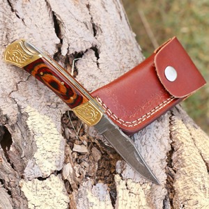 Couteau pliant en acier damas forgé à la main avec un talon en laiton gravé et une poignée en bois - Product Image 4