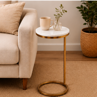 Table d'appoint ronde moderne avec cadre en laiton et plateau en marbre, mobilier de salon au design contemporain, accent décoratif pour la maison