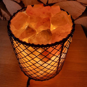Lámpara de sal rosa del Himalaya con jaula de metal de hierro, luz nocturna de sal natural, decoración para el hogar, regalo. - Product Image 3