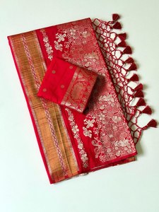 Sari de Seda Pura Chinya con Tejido Jacquard Doble Jari – Diseño Floral con Pallu Rico y Borlas - Product Image 3