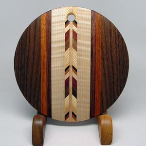 Impresionante tabla de cortar redonda de madera con un intrincado patrón de flechas en chevron y un atractivo contraste de colores para cortar verduras. - Product Image 3