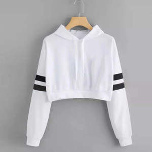 Vente en gros de sweat-shirts courts à capuche unis noirs sexy pour femmes, avec logo personnalisé, style pull-over et crop top - Product Image 3
