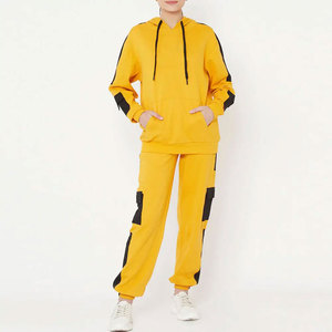Conjunto Deportivo Holgado con Cintura Elástica para Mujer, Conjunto de Jogger con Franja Lateral para un Look Deportivo - Product Image 1