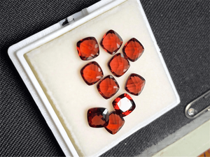 โกเมนธรรมชาติ / 7x7 มม. / 1.75 กะรัต / คุณภาพ VSI / โกเมนสีแดงโมซัมบิก / รูปทรงคุชชั่น / เจียระไนเหลี่ยม / พลอยเม็ดเดี่ยว - Product Image 2