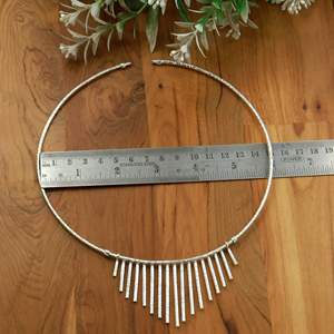 Collier ras du cou artisanal en laiton plaqué or avec franges et pointes martelées, vente en gros - Product Image 4