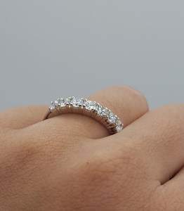 Anillo de Oro de 18K con 7 Diamantes Cultivados en Laboratorio de 0.70 CT para Mujer |   Anillo de Boda Apilable Elegante con Certificación IGI para Aniversario de Bodas - Product Image 2