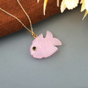 Collar con colgante de pez de calcedonia rosa natural tallado a mano, con ojo de ónix negro y circonita cúbica, chapado en oro sobre latón, amuleto náutico, joyería costera - Product Image 2