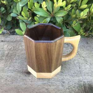 Chope à bière artisanale en bois de manguier écologique, couleur bois naturel foncé, réutilisable et respectueuse de l'environnement - Product Image 6