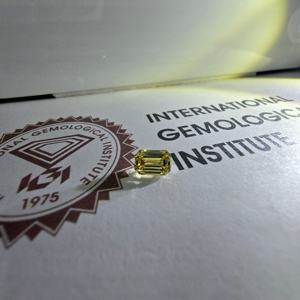 Diamante suelto de 1 quilate, corte esmeralda, color amarillo intenso VS1, certificado IGI, cultivado en laboratorio, para la elaboración de joyas. - Product Image 5