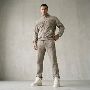 Conjunto Deportivo para Hombre en Gris Taupe con Efecto Deslavado, Sudadera con Cierre y Pantalones Jogger Bordados, Ropa Deportiva, Ropa Casual, Atuendo Diario - Product Image 1