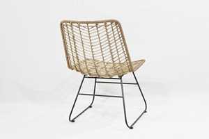 Chaise de salle à manger moderne en rotin tressé avec pieds en métal noir robustes - Product Image 4