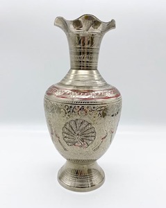 Vase décoratif en métal de style vintage pour événements à thème traditionnel et accent de table de chevet de chambre à coucher, provenant d'Inde - Product Image 1